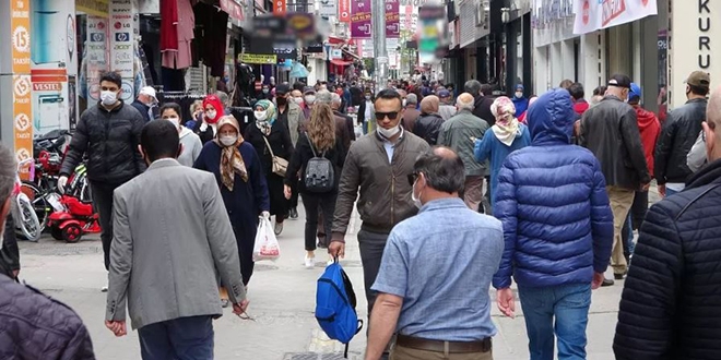 Koronavirüse aldırış etmediler! Sokaklar doldu taştı