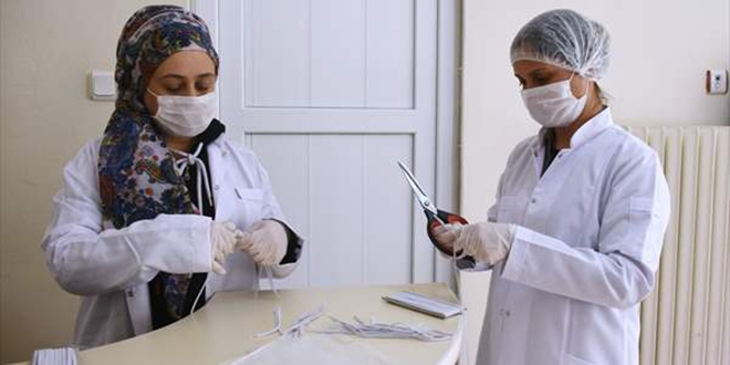 TİGEM personelinin maskesini eşleri üretiyor