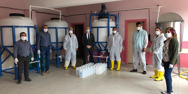 Mardin'de öğretmenler ele ele verip dezenfektanı üretiyor