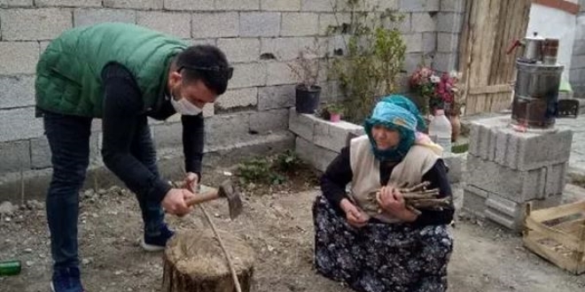 Yer sofrasında ders anlatan öğretmen, odun kırıp, sıva yaptı