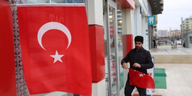 İstanbul'da 23 Nisan için 100 bin Türk bayrağı dağıtıldı