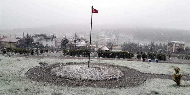 Tokat'a nisanda kar yağdı