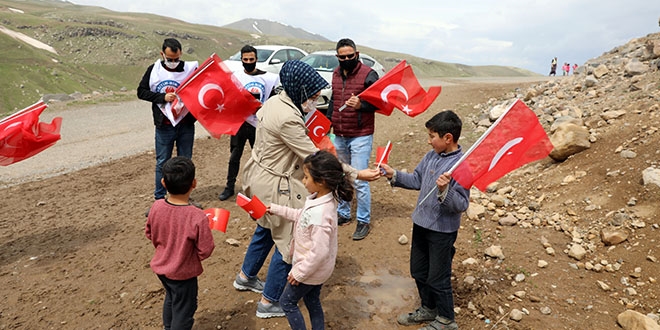 Öğretmenler dağ köylerindeki çocukların bayramını kutladı