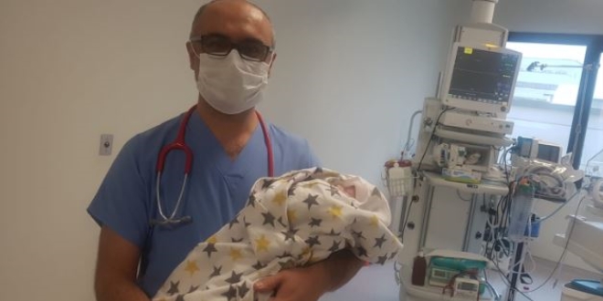 18 günlük bebek koronavirüsü yendi