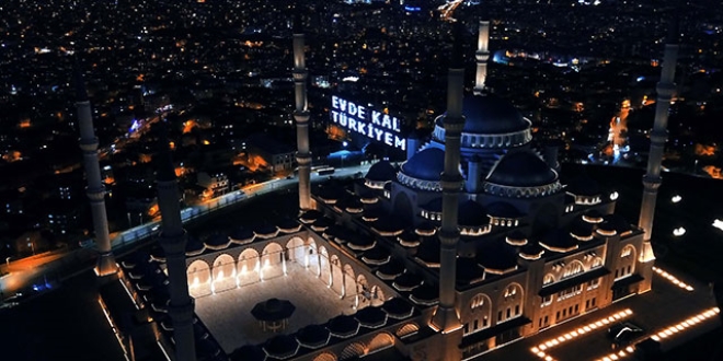 Çamlıca Camii'nde 'Evde kal Türkiyem' mahyası