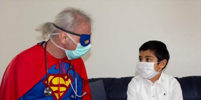 ocuk hastalar evlerinde 'Superman doktor' muayene etti