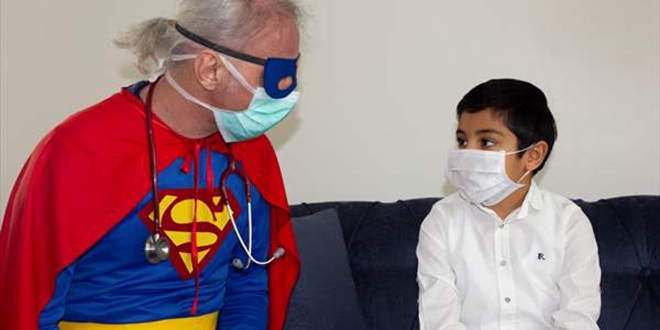 Çocuk hastaları evlerinde 'Superman doktor' muayene etti