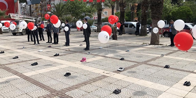 23 Nisan törenlerinde çocukları ayakkabıları temsil etti