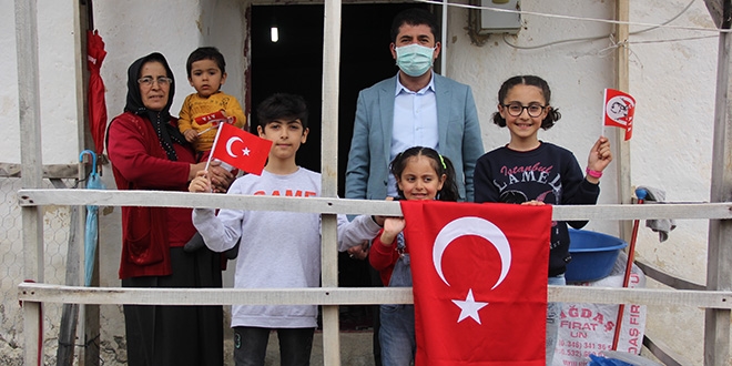 Sağlıkçı anne babanın çocuklarına 23 Nisan sürprizi