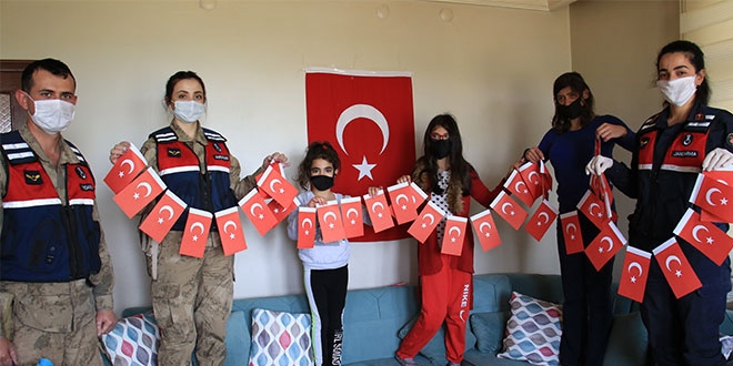 Mehmetçik, Hatice'nin Türk bayrağı talebi için seferber oldu