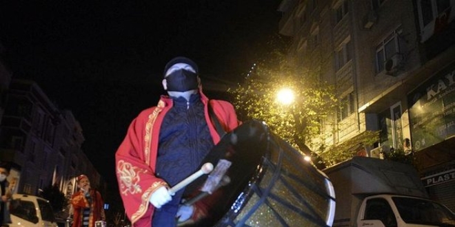 İstanbul'da ramazan davulcuları maske takarak mesaiye başladı