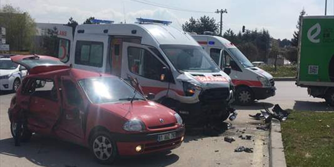 Askeri ambulans otomobille çarpıştı: 4'ü asker 5 yaralı
