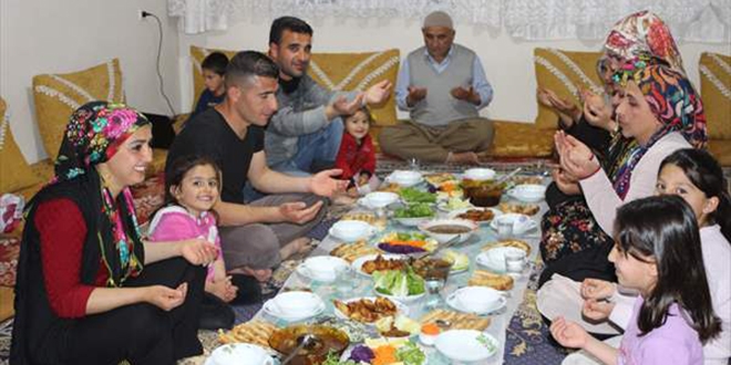 Türkiye'de ilk iftar Hakkari'de yapıldı