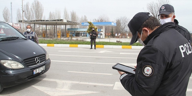 Ankara'da polis ekipleri denetimlerini sürdürüyor