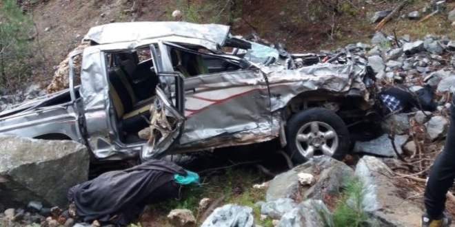 Mersin'de kamyonet uçuruma yuvarlandı: 3 ölü