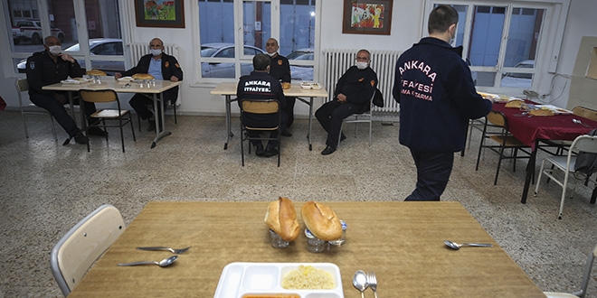 İtfaiyeciler oruçlarını görevleri başında açtı