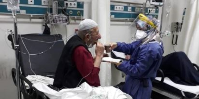 Doktor orucunu açmadan, hastasına yemek yedirdi