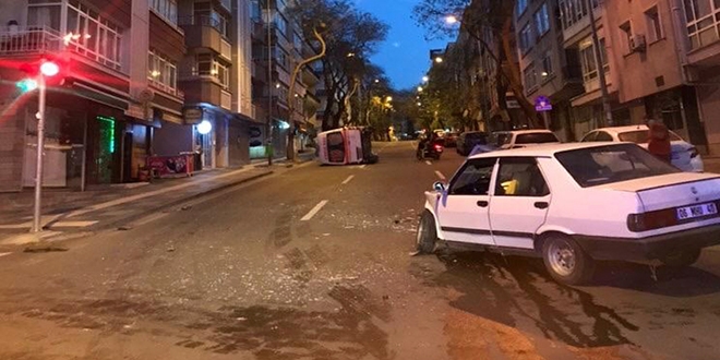 Ankara'da ambulans ile otomobil arpt: 3 yaral