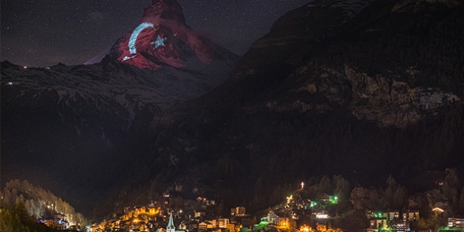 İsviçre'nin Matterhorn Dağı'na Türk bayrağı yansıtıldı