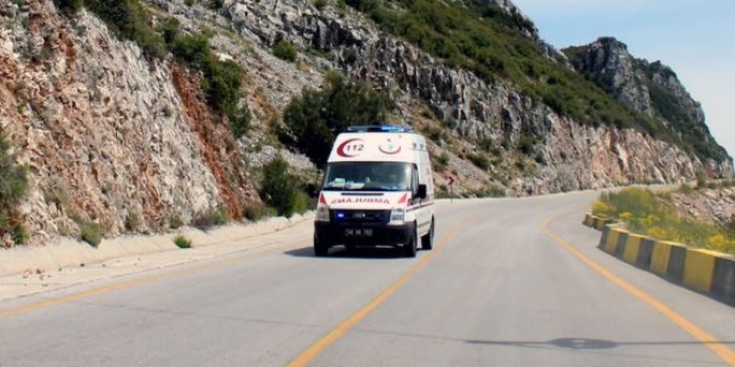 Kaza yapan polis memuru ağır yaralandı