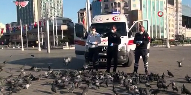 Sağlık çalışanları Taksim'deki kuşları besledi