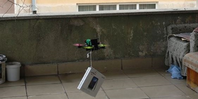 Sokağa çıkamayan kız öğrencilere drone ile tablet gönderildi
