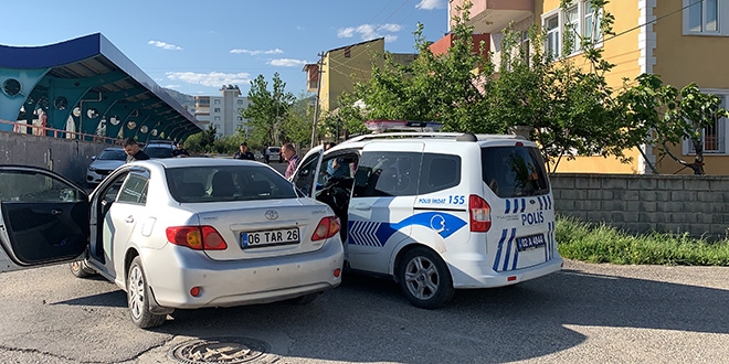 Otomobille çarpışan ekip aracındaki 2 polis yaralandı