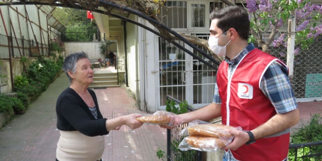 Türk Kızılayı Kadıköy'de Ramazan pidesi dağıttı