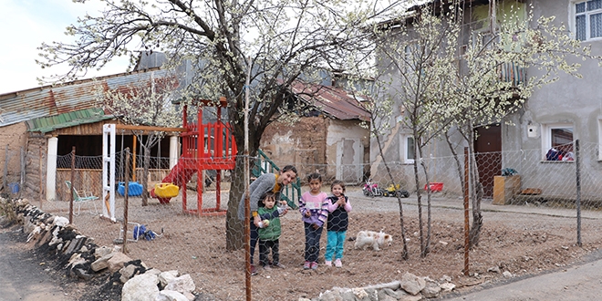 Sokağa çıkamayan çocukları için evinin bahçesine park kurdu