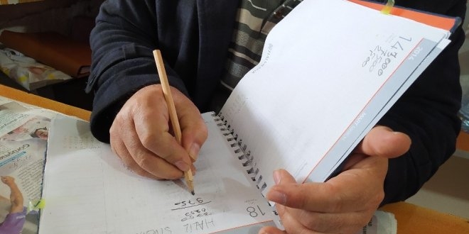 Hayırsever, bakkalın veresiye defterindeki borçları ödedi