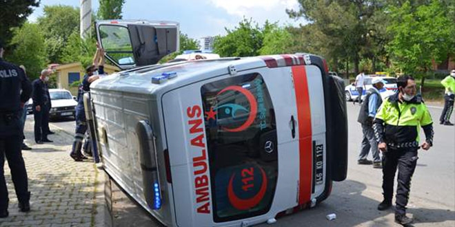 Traktrle arpan ambulans devrildi: 3' salk alan 5 yaral