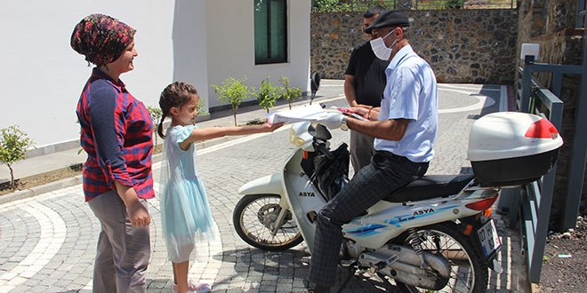 Öğretmenden öğrencilerine motosikletiyle ödev servisi