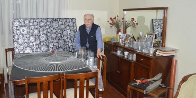 Emekli öğretmen evini sanat atölyesine çevirdi
