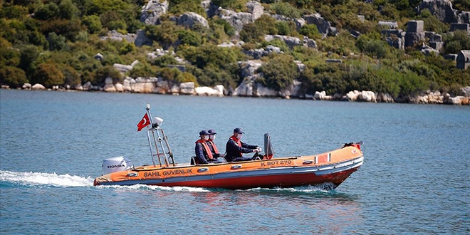 'Vefa ekibi' Kaleköy sakinlerinin ihtiyaçlarını tekneyle ulaştırıyor