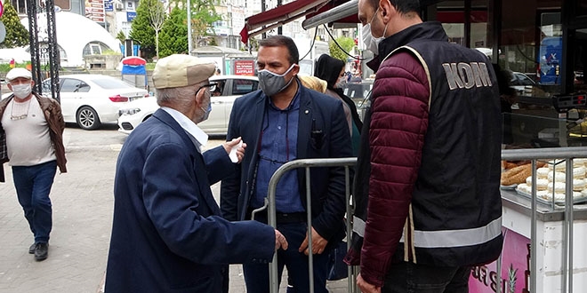 85 yaşındaki vatandaş bankaya giderken polise yakalandı