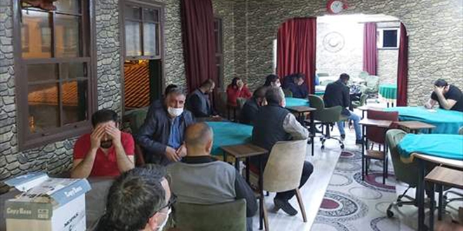 Virüsten korkmadılar, Polisten korkup mutfak dolabına saklandılar