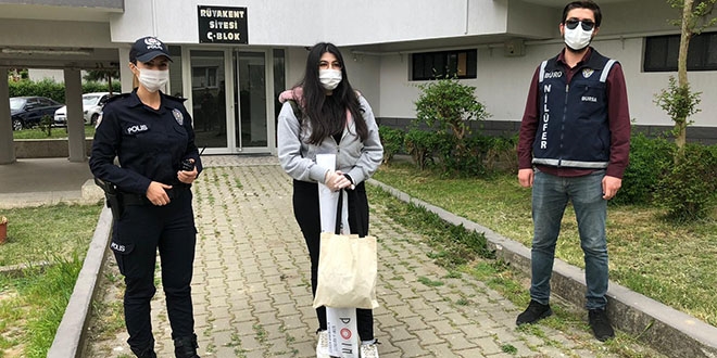 Üniversiteli genç kızın online tez ödevi için seferberlik
