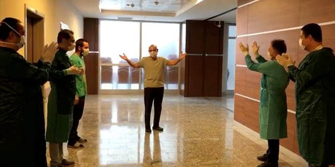 Koronavirüsü yenen 64 yaşındaki doktoru meslektaşları alkışladı