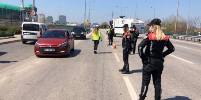 İstanbul'da sokağa çıkma kısıtlamasını ihlal eden 4 bin 242 kişiye idari işlem uygulandı