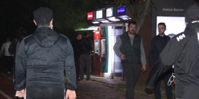 Saatin geç olmasına aldırmadan oraya hücum ettiler