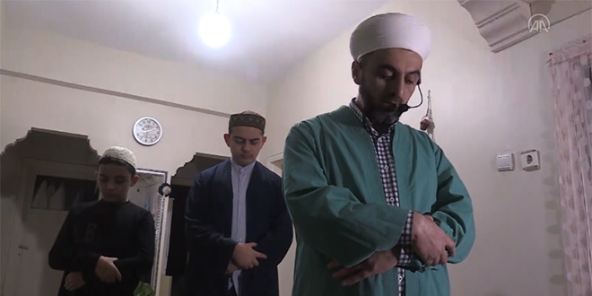 Din görevlisi, kurduğu ses sistemiyle komşularına evlerinde teravih namazı kıldırıyor
