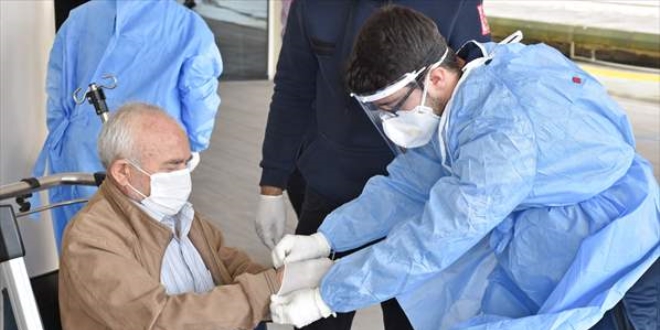 İmmün plazma ile iyileşen 71 yaşındaki hasta taburcu edildi
