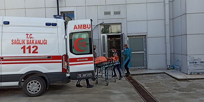 Hayvanlara yem verip geri geldi, kocasını boğazı kesili halde buldu