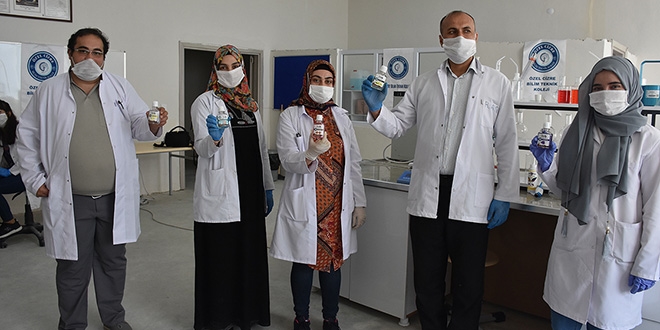 Öğretmenler ürettikleri dezenfektanı ücretsiz dağıtıyor