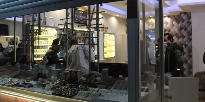 Berber dükkanından girip kuyumcudan 400 bin liralık altın çaldılar