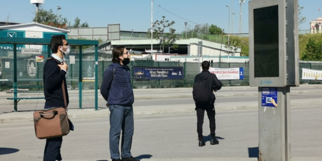Sağlıkçılar, işe gitmek için dakikalarca otobüs bekliyor