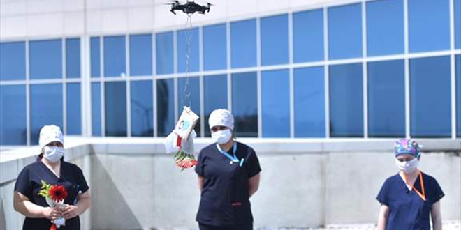 Koronavirüsle mücadele eden sağlık çalışanlarına drone ile Anneler Günü sürprizi