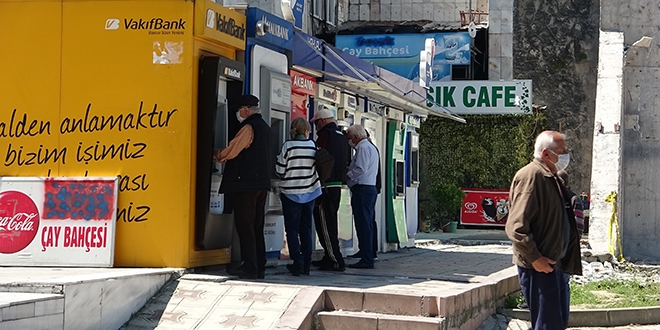 65 yaş üstü ilk banka hesaplarını kontrol etti