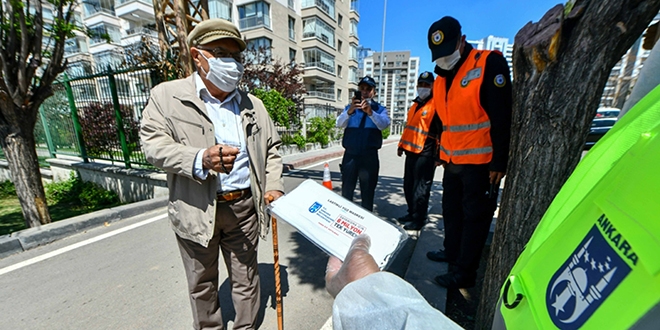 Ankara'da 65 yaş ve üstü vatandaşlara maske dağıtıldı