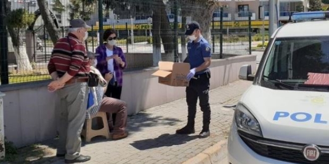 İzmir polisi yaşlılara refakat etti, sokakta maske dağıttı
